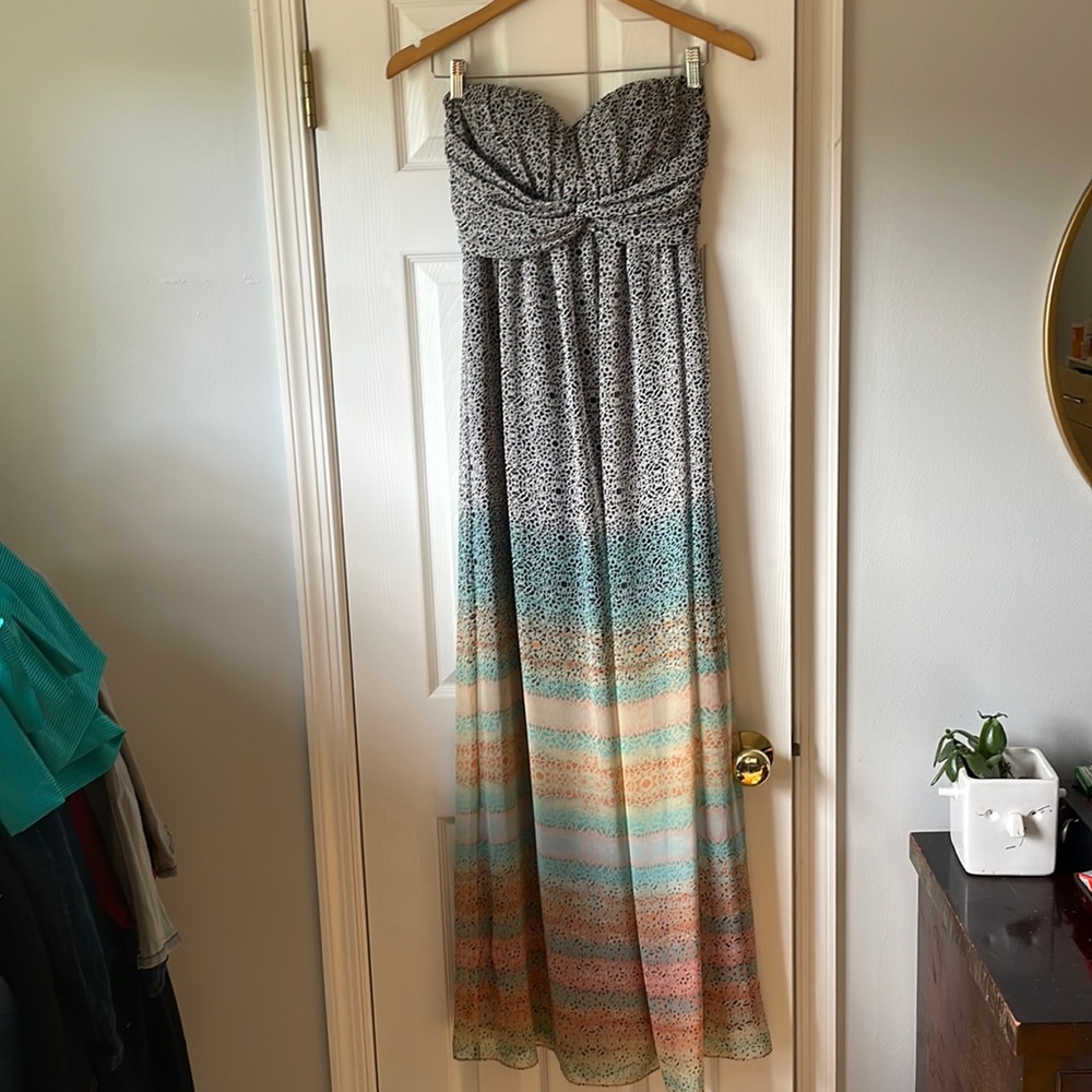 Jessica Simpson Strapless flowy dress, size small. Sweetheart neck, side zipper